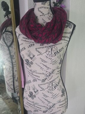 Michael Kors Stylish MK Logo Pink & Dark Gray Infinity Scarf (NWOT)🩶💓🩶